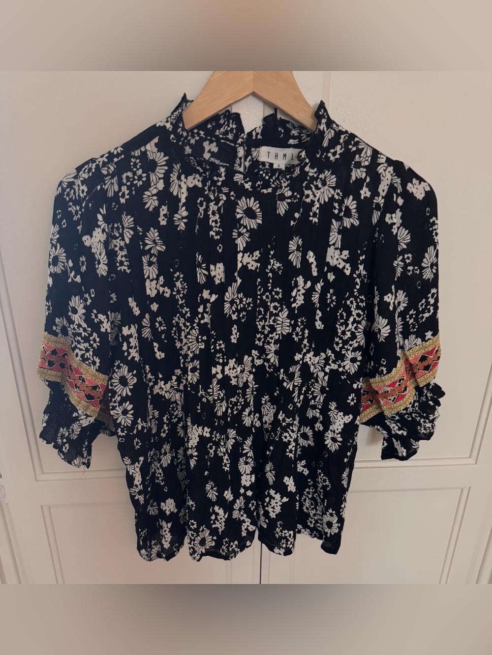 THML Black White Floral Embroidered Sleeve Boho Blouse Top Size Small NWT/NWOT - Picture 3 of 9